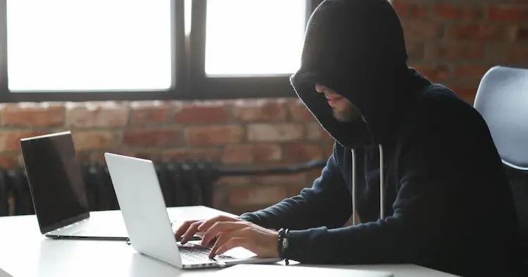 ejemplos de brokers estafadores