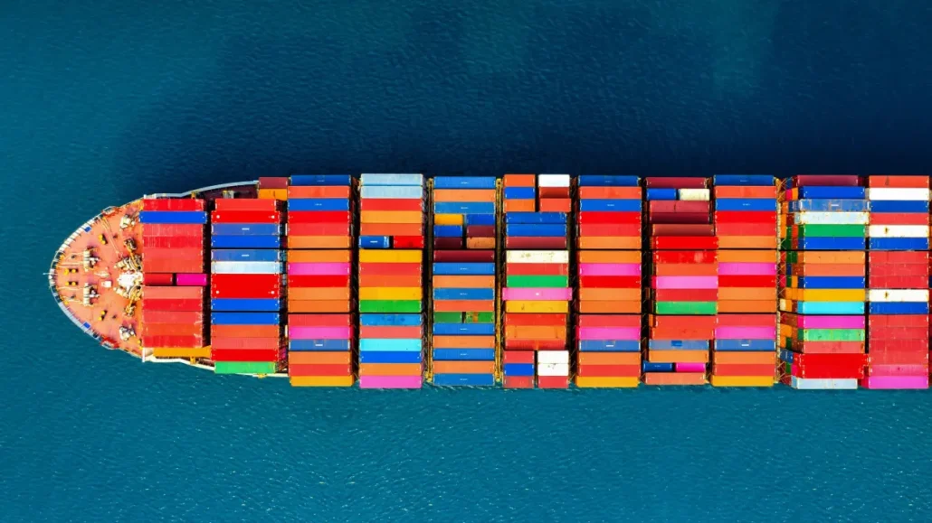 Barco con contenedores de colores vista aérea