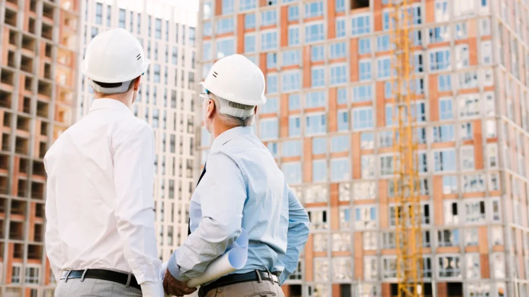 edificios en construcción con 2 personas supervisando