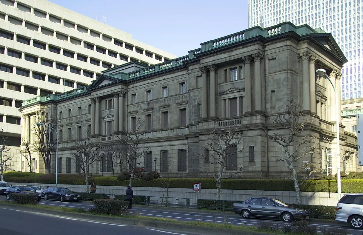 El Banco de Japón mantiene tipos pero reconoce la inflación al 2%