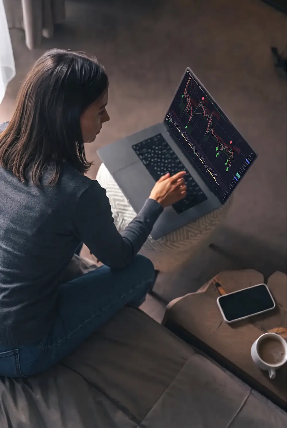 mujer realizando un curso de trading con el ordenador portátil