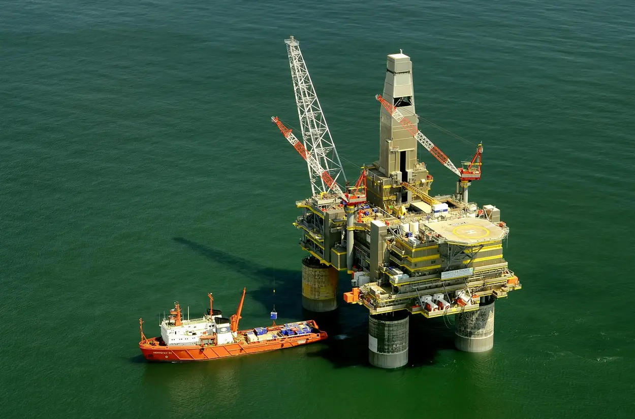 La tensión militar entre Estados Unidos e Irán impulsa el petróleo sobre los 100 dólares